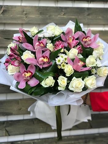Букет цветов из: Розы и Хризантемы в Сокуре