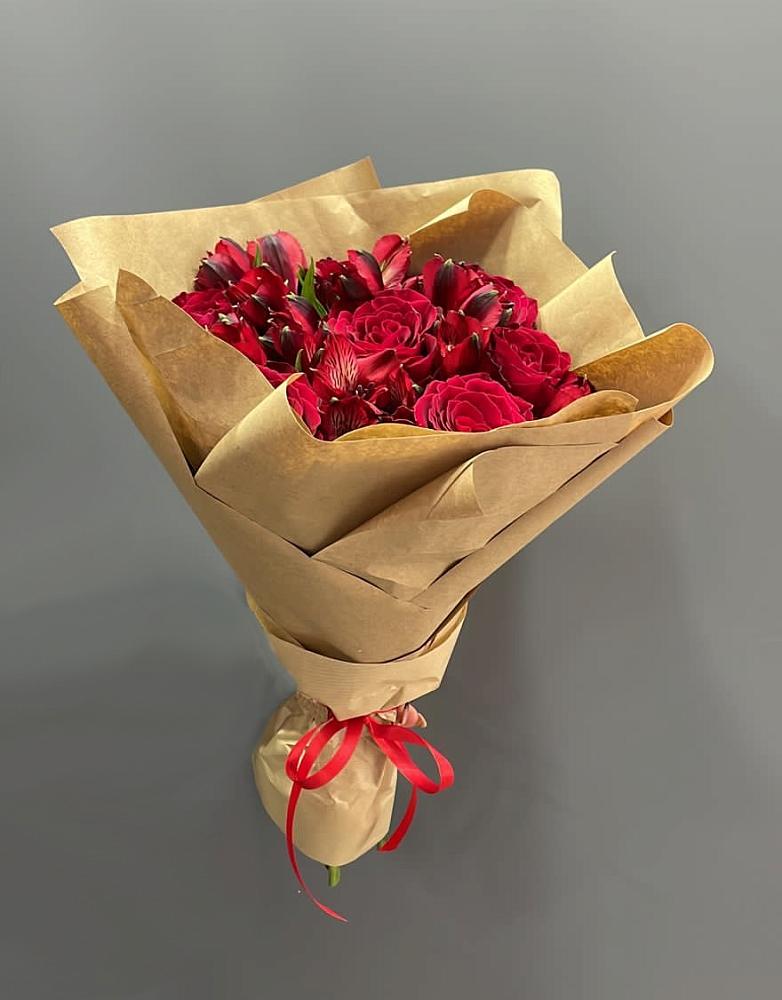 Букет цветов из: Альстромерии и Розы в Сокуре