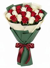 Букет Микс из красных и белых роз в Сокуре