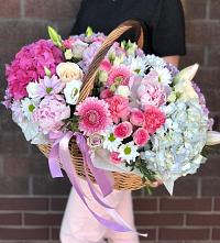 Цветочная композиция из Розы, Хризантемы, Пионы и Лизиантусы в корзине в Сокуре