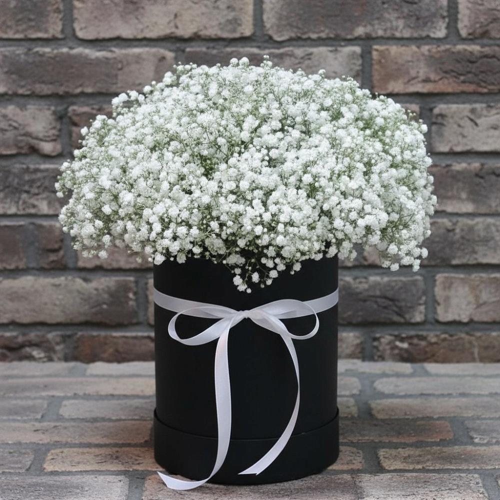 Цветочная композиция из Гипсофила в шляпной коробке в Сокуре