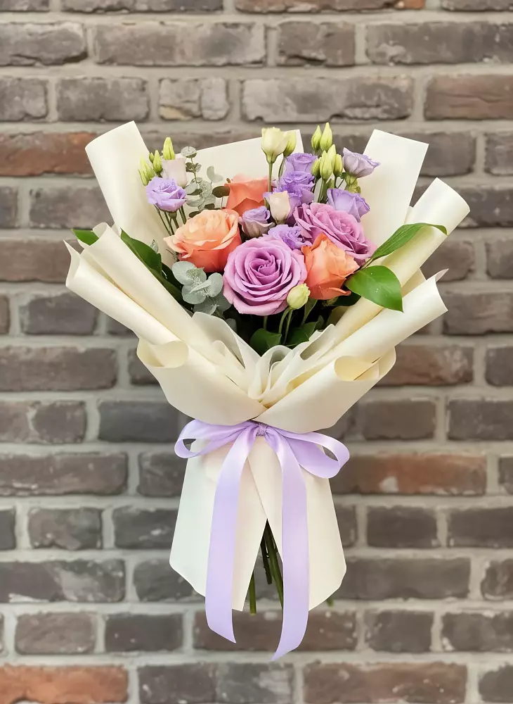 Букет цветов из: Лизиантусы и Розы в Сокуре