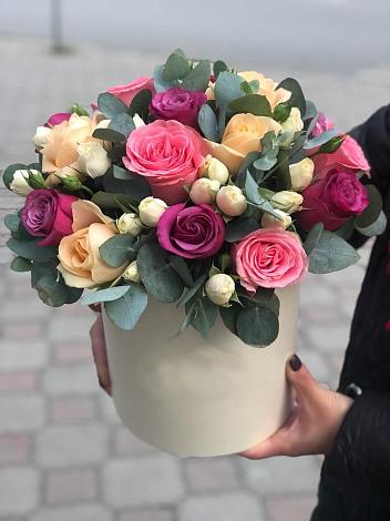 Цветочная композиция из Розы в шляпной коробке в Сокуре
