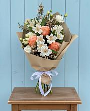 Букет цветов из:  Альстромерии, Лизиантусы, Розы и Хризантемы в Сокуре