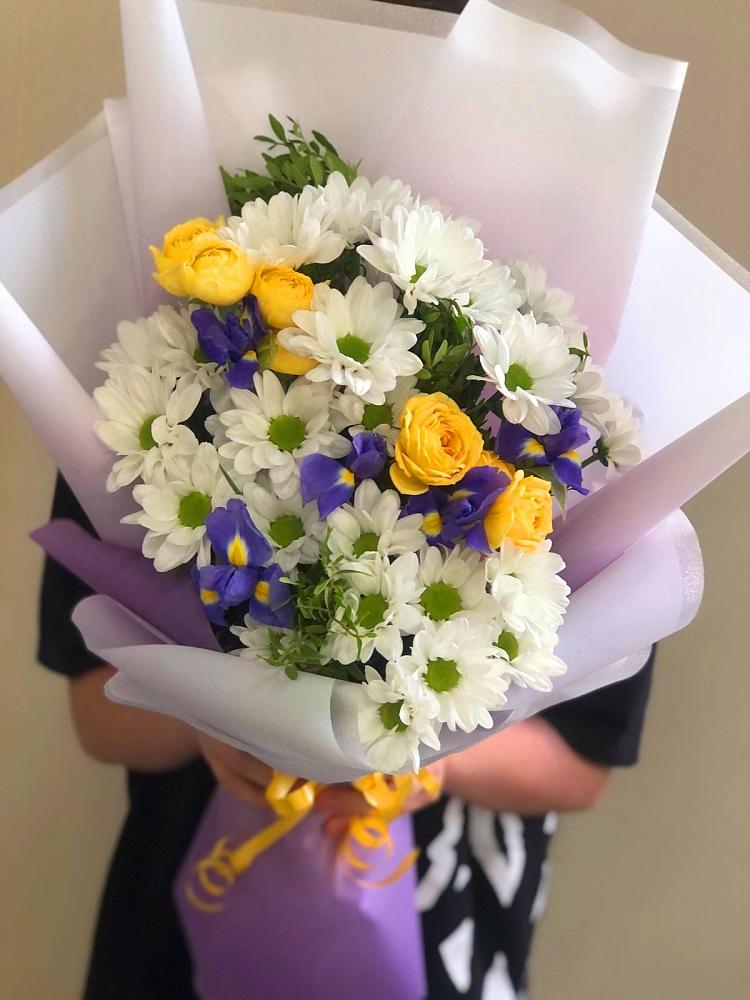 Букет цветов из: Ирисы, Хризантемы и Розы в Сокуре
