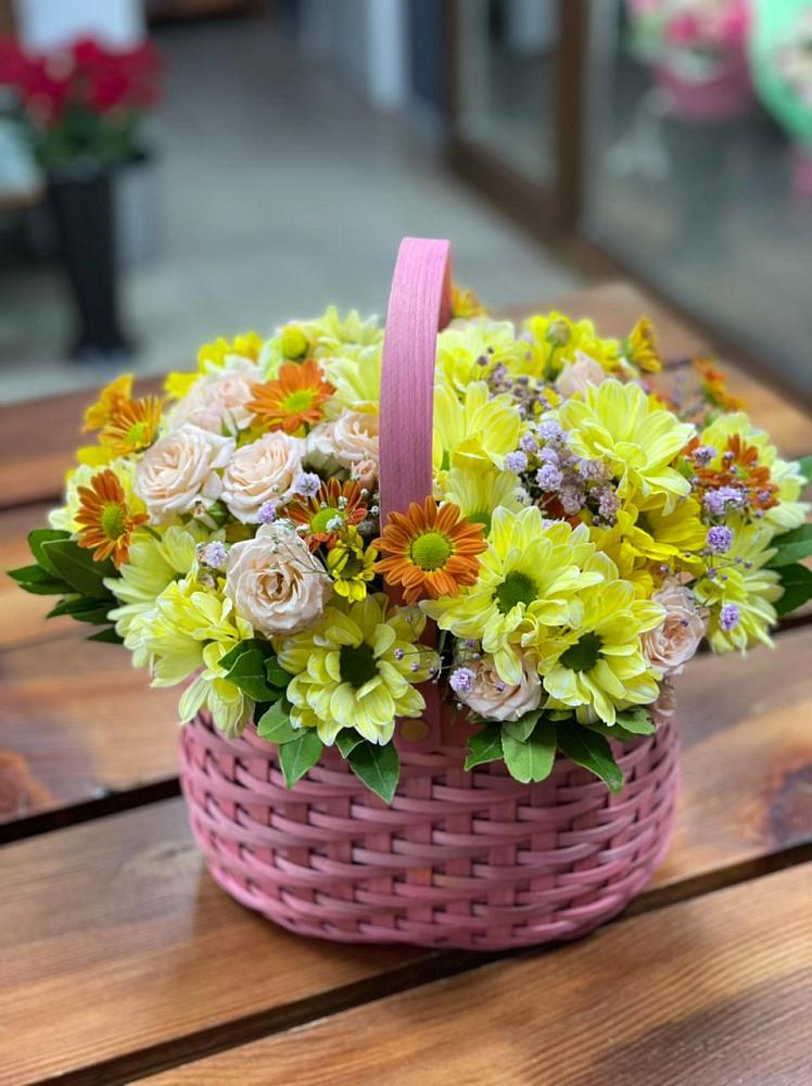 Цветочная композиция из Хризантемы и Розы в корзине в Сокуре