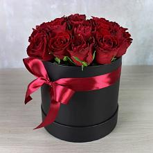 Цветочная композиция из Розы в шляпной коробке в Сокуре