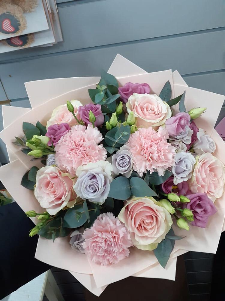 Букет цветов из: Розы, Гвоздики и Лизиантусы в Сокуре