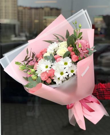 Букет цветов из: Розы, Лизиантусы и Хризантемы в Сокуре
